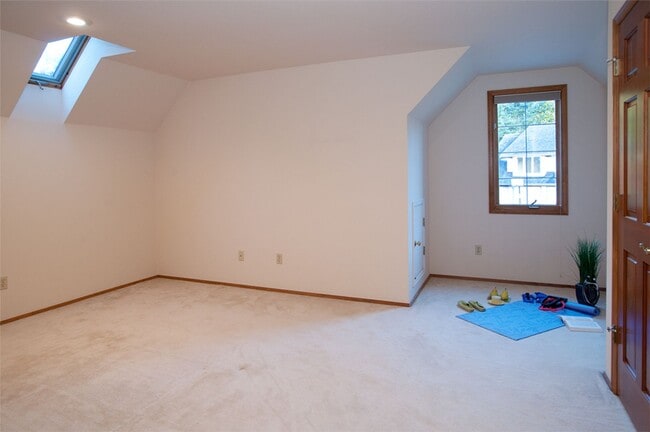 Building Photo - Elegant Forest Ridge Home in Bellevue