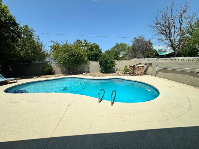 Building Photo - 8238 E Vista Dr