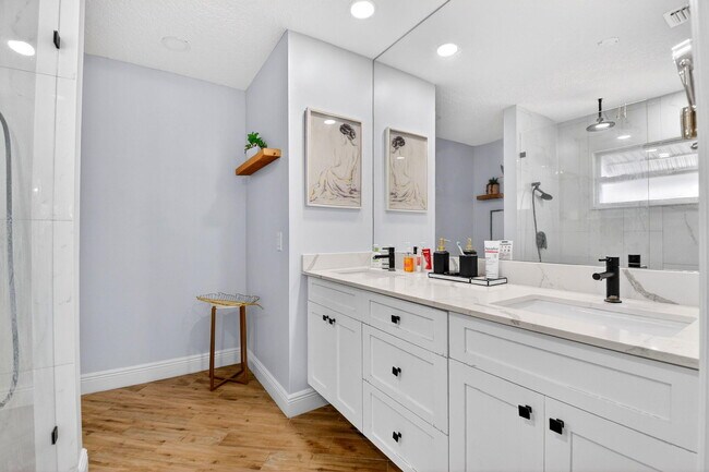 Building Photo - 320 Riverdale Rd