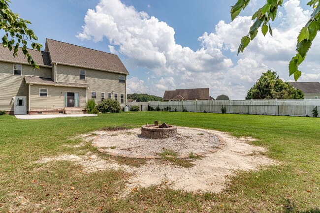 Building Photo - Spacious 2-Story in Pikeville! 3 BR | 2.5 BA w/ Bonus Room *Lawn Care / Trash Included*