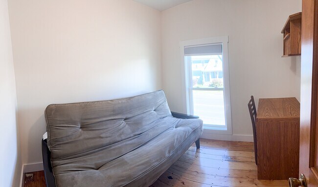 Building Photo - 1004 Main St