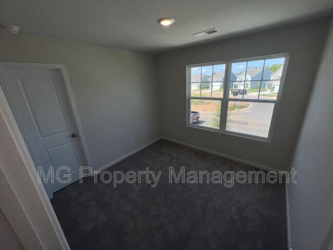 Building Photo - 1367 Woodhouse Dr