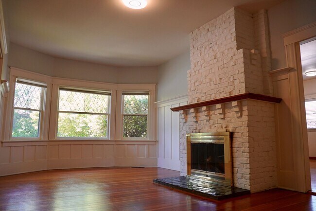Building Photo - Charming Craftsman Style Home for Rent in ...