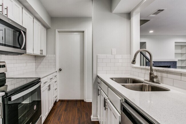 Building Photo - 2805 Meadow Park Dr