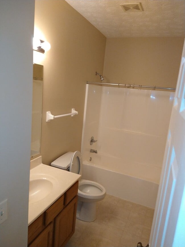 Building Photo - Your Next home is on a quiet cul-de-sac in Beavercreek!