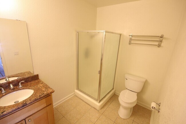 Building Photo - Huge 2 Bedroom Condo