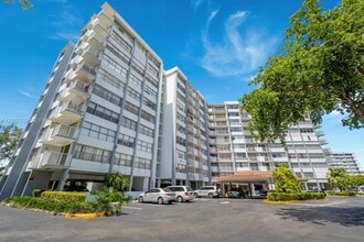 Building Photo - 1300 NE Miami Gardens Dr
