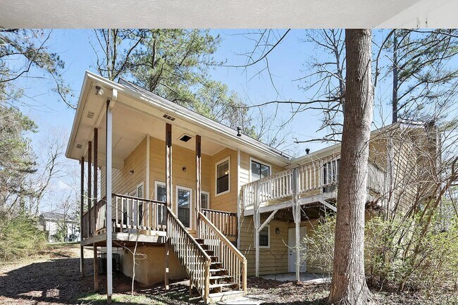 Building Photo - 4 bedrooms & 2 bath in Decatur!