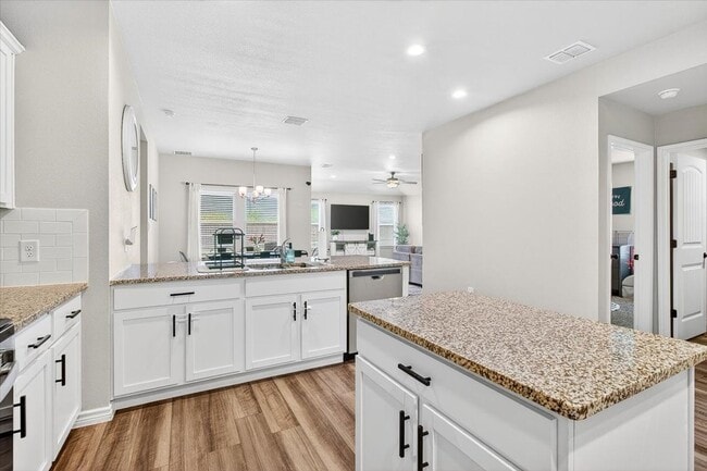 Building Photo - 8121 Cattlemen Dr