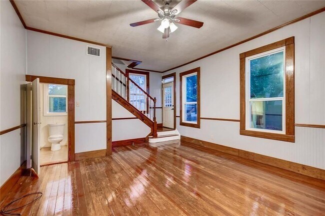 Building Photo - 616 W 7th St