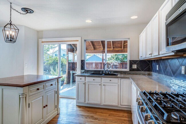 Building Photo - Monroe two story, three bed, two and half ...