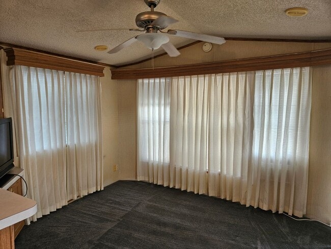 Building Photo - Cute Park Model for rent in a lively 55+ Park!