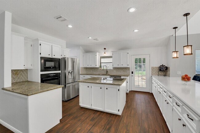Building Photo - 44 Lake Forest Cir