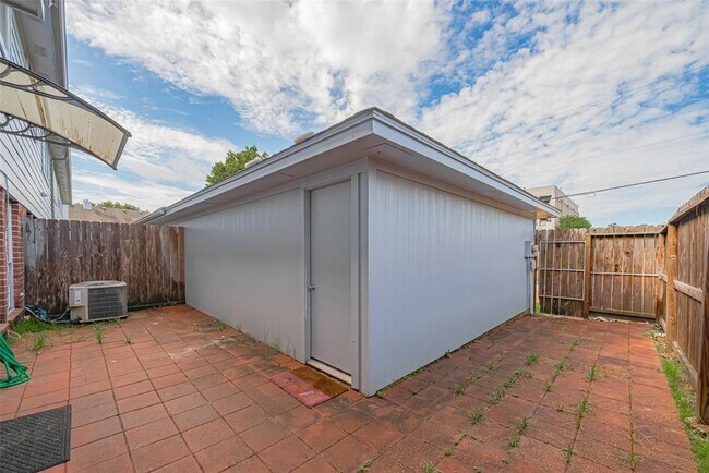 Building Photo - 1439 El Camino Village Dr