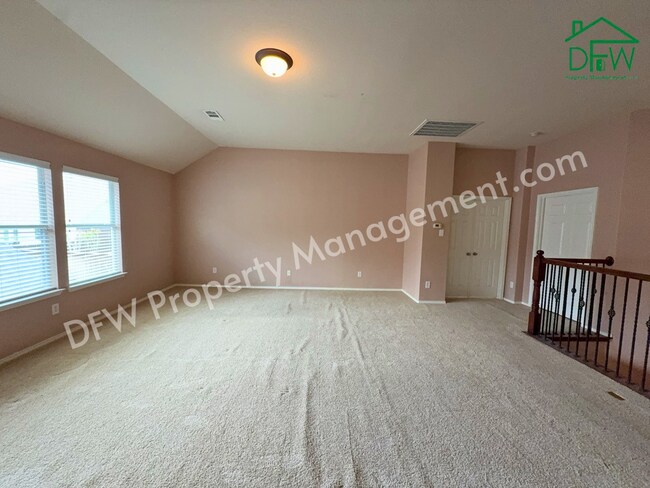 Building Photo - Elegant and Spacious 5-Bedroom Home for Lease in Fort Worth
