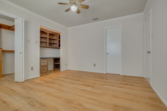 Building Photo - 9805 Briar Ridge Dr