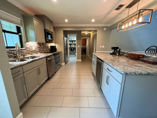 Building Photo - 3BR/2BA POOL HOME in SW Gainesville - avai...