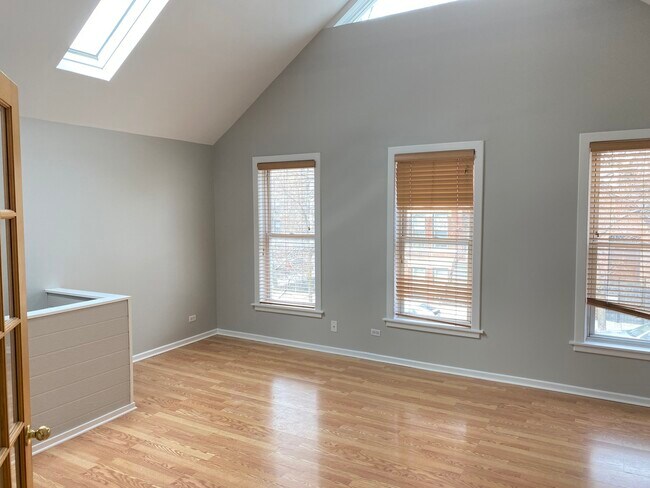 Building Photo - 1459 N Paulina St