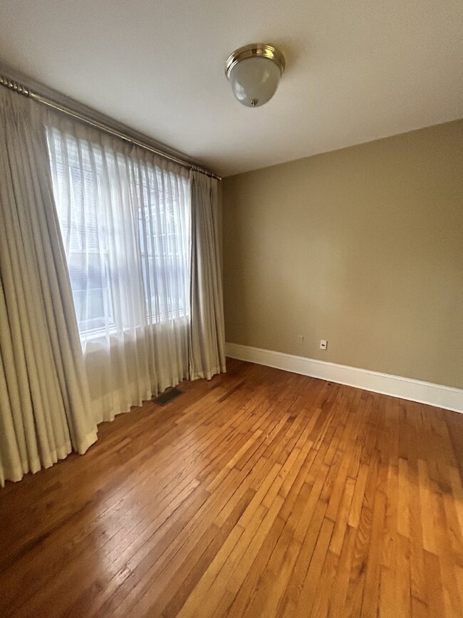 Building Photo - Historic 1 Bed, 1 Bath