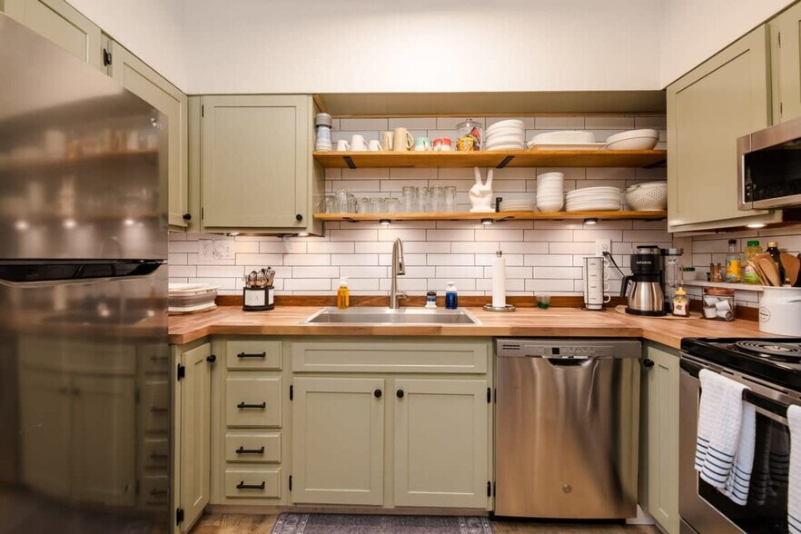 Building Photo - 2806 Suncrest Rd