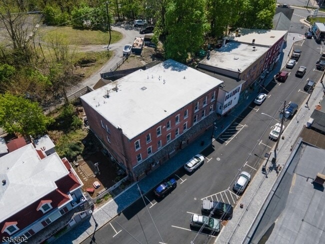 Building Photo - 36 E Main St