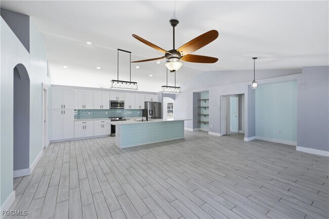 Building Photo - 1134 NE 4th Pl