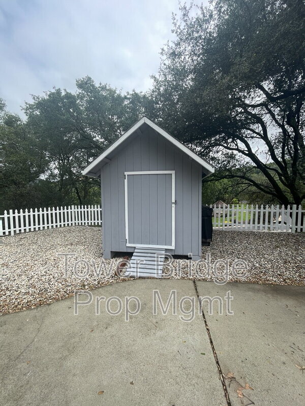 Building Photo - 737 Cresta Ct