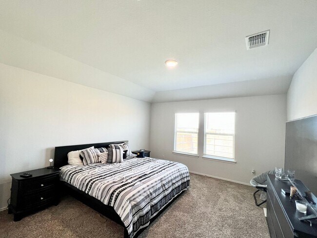 Building Photo - 4 bedroom, 2 bath 1 story home for lease