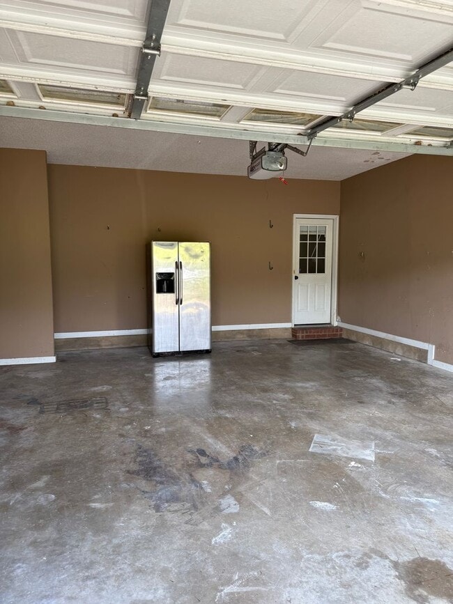 Building Photo - Beautiful 3 Bedroom 2 Bath in country setting
