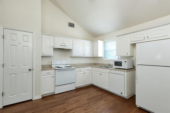 Building Photo - 108 Live Oak Cir