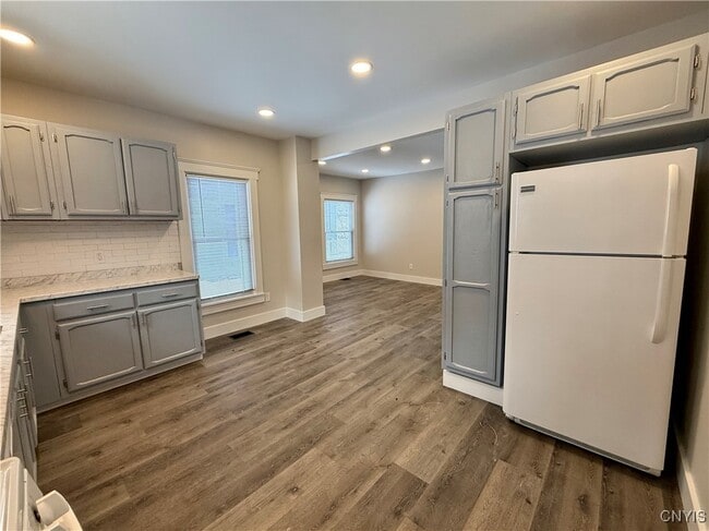 Building Photo - 213 W Main St