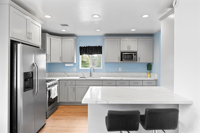 Building Photo - Beautiful Summer Home | Gorgoeus Yard | 3-...
