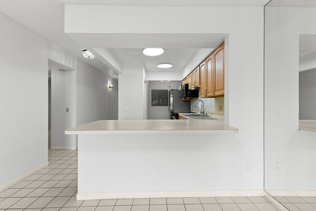 Building Photo - Condo For Rent on ST PETE BEACH!