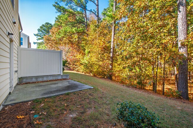 Building Photo - Elegant Townhome Near Southpoint Mall!