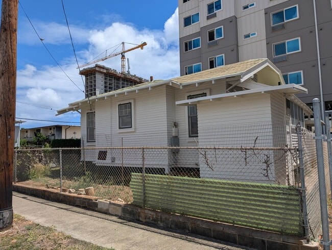 Building Photo - Centrally located 2 Bed, 1.5 Bath house in...