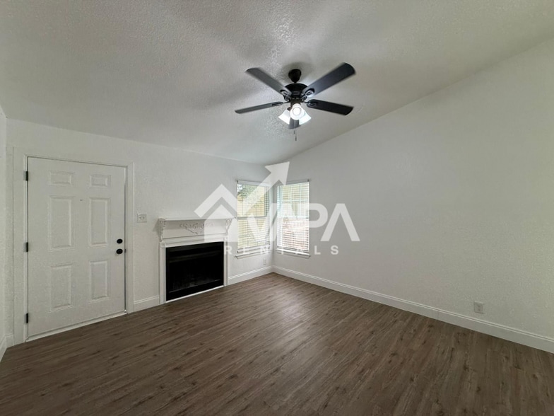 Building Photo - 4019 Sunrise Bluff Dr