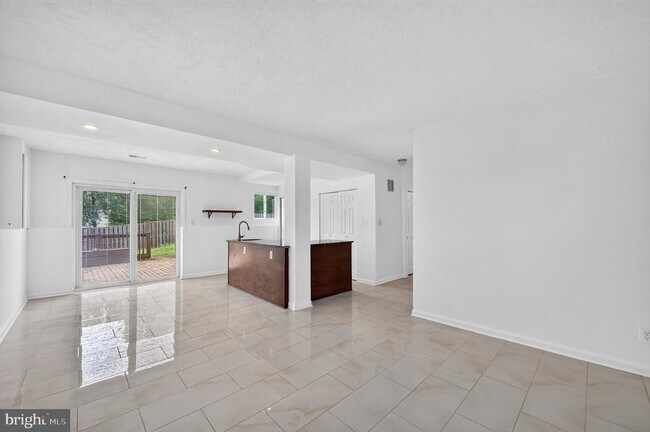 Building Photo - 13296 Hollinger Ave