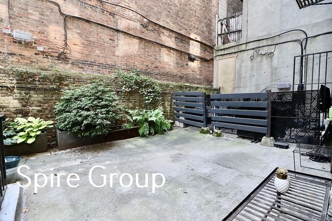 Building Photo - 814 10th Ave