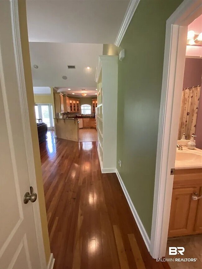 Building Photo - 106 Riveroaks Dr