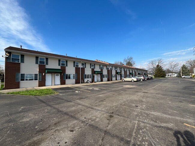 Building Photo - Elyria - updated 2 bedroom/1 bath townhouse.