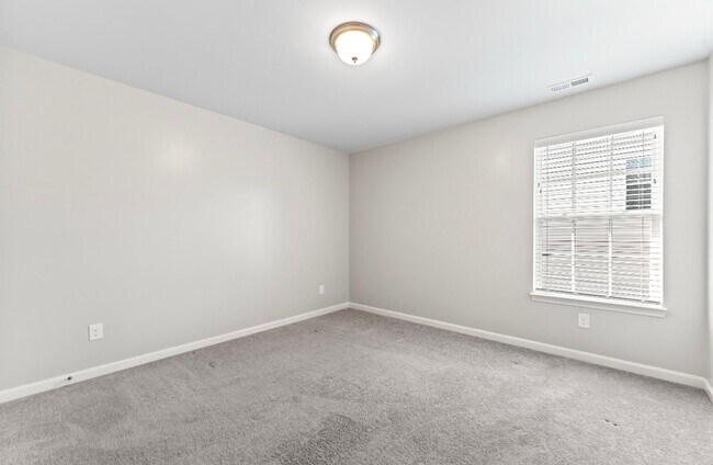 Building Photo - 4-Bedroom with Fenced Yard