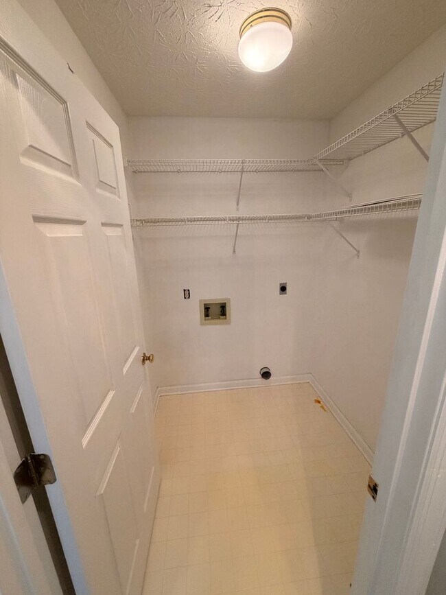 Building Photo - 3BR Home | Granite Kitchen | Fireplace | Deck | Fenced Yard
