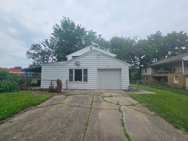 Building Photo - 800-802 E 75th Terrace