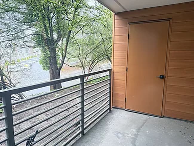 Building Photo - Updated Bellevue Condo with Rare 2 Reserve...