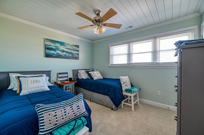 Building Photo - FULLY FURNISHED PET-FRIENDLY OFF-SEASON RENTAL AVAILABLE NOW