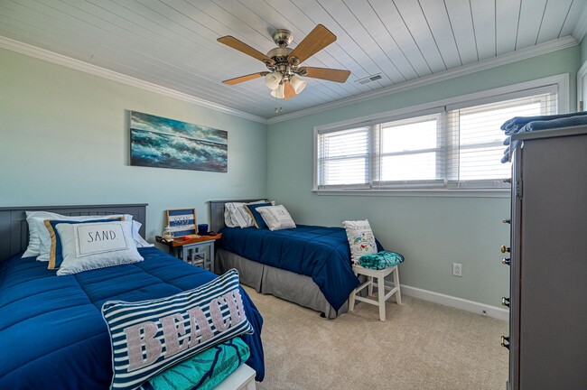 Building Photo - PET-FRIENDLY OFF-SEASON MONTHLY RENTAL AVAILABLE NOW