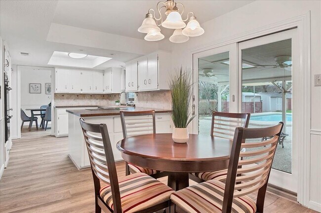 Building Photo - 9502 Castlewood Dr