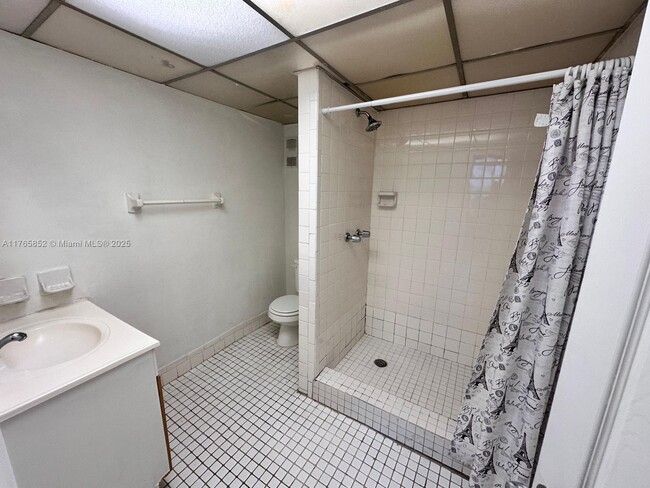 Building Photo - 10000 NW 80th Ct