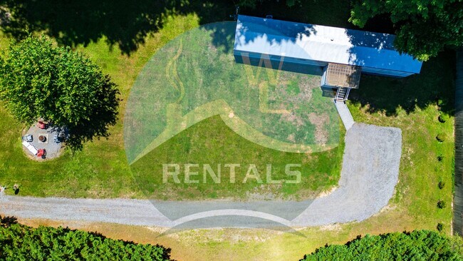 Building Photo - Charming 3-bedroom, 2-bath single wide trailer in Whittier, NC available now for year-long lease.
