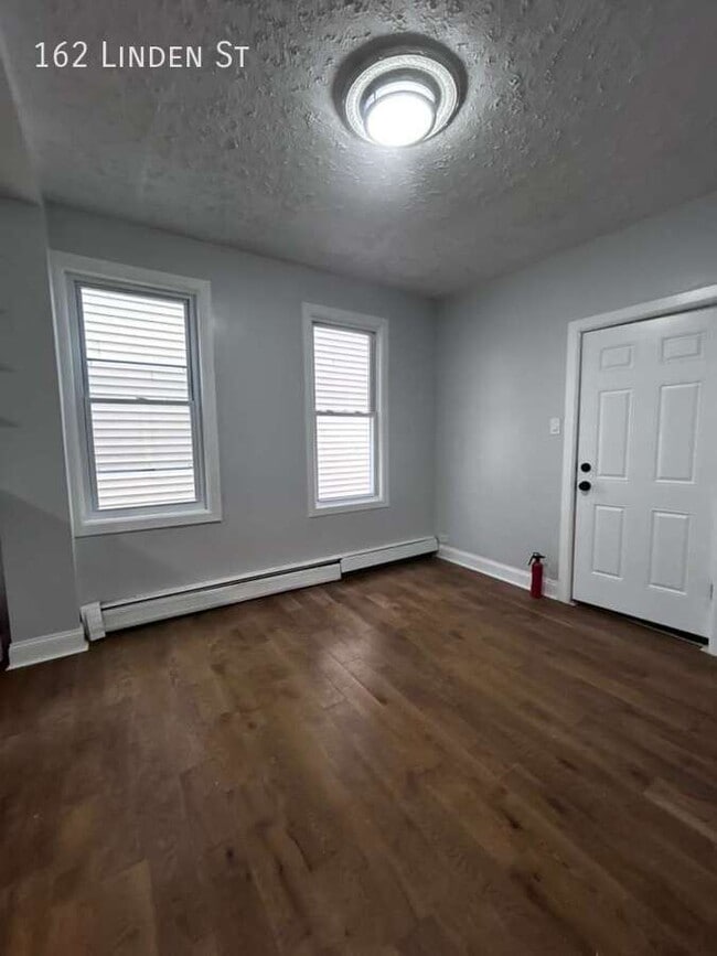 Building Photo - 162 Linden St